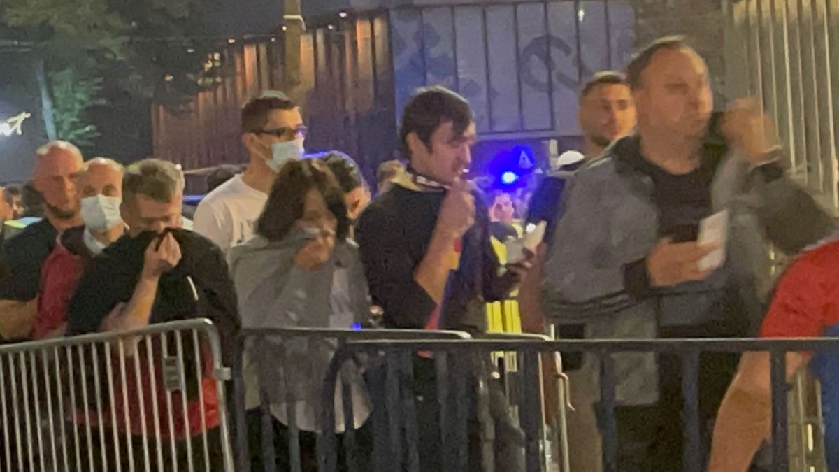 Incidente la porți înainte de FCSB - Dinamo » Intervenție în forță a Jandarmeriei, cu gaze lacrimogene. Unei femei i s-a făcut rău