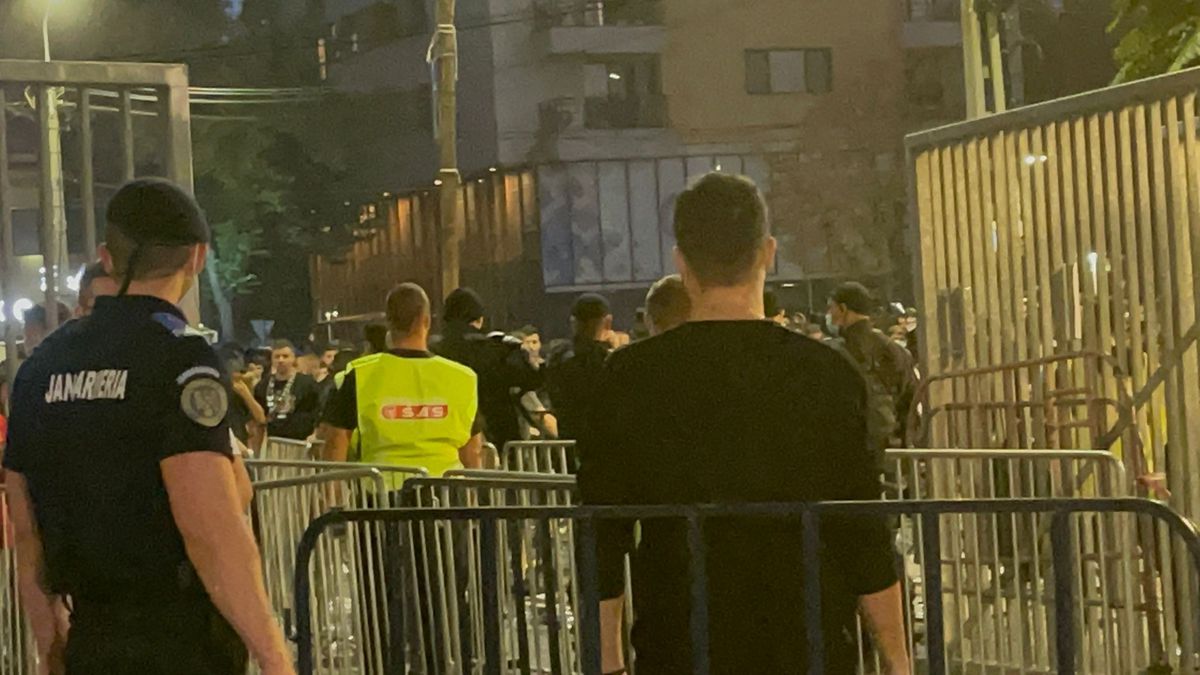 Incidente la porți înainte de FCSB - Dinamo » Intervenție în forță a Jandarmeriei, cu gaze lacrimogene. Unei femei i s-a făcut rău