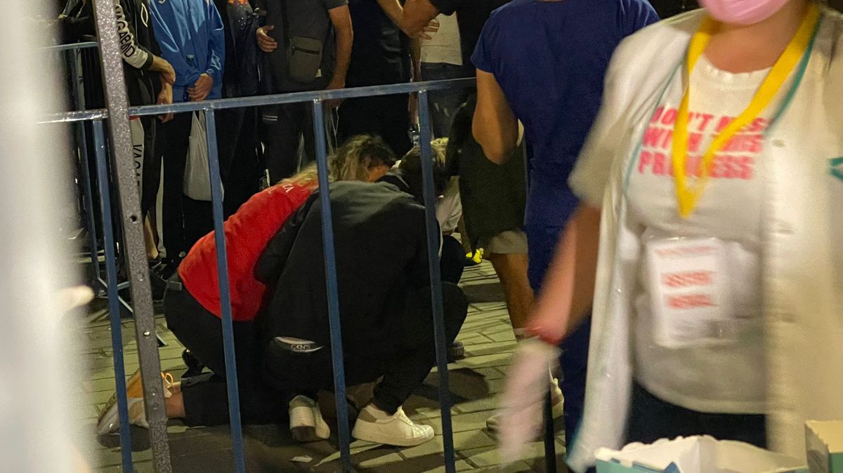 Incidente la porți înainte de FCSB - Dinamo » Intervenție în forță a Jandarmeriei, cu gaze lacrimogene. Unei femei i s-a făcut rău