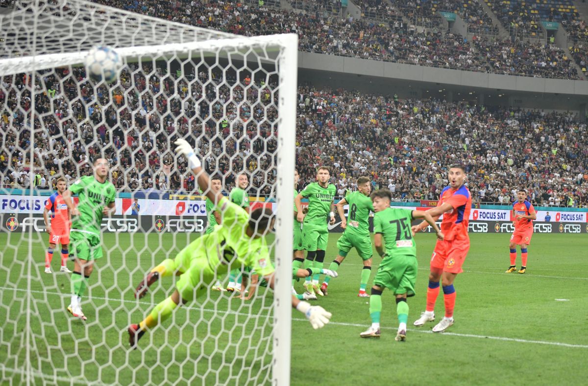 Dinamo i-a betonat contractul unui titular cu FCSB: a semnat până în 2027!