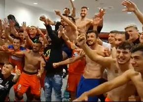 Cum și-au ironizat jucătorii de la FCSB rivalii » Imaginile filmate în vestiar, imediat după meci