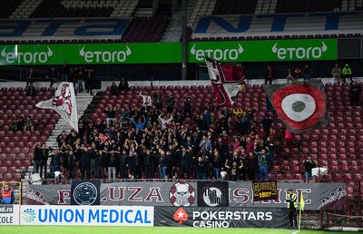 Oficialii de la CFR, acuzați că au dat muzica mai tare ca să nu se mai audă fanii care cereau demisia lui Petrescu! „E ca și cum arunci mizeria sub preș. E dezgustător!”