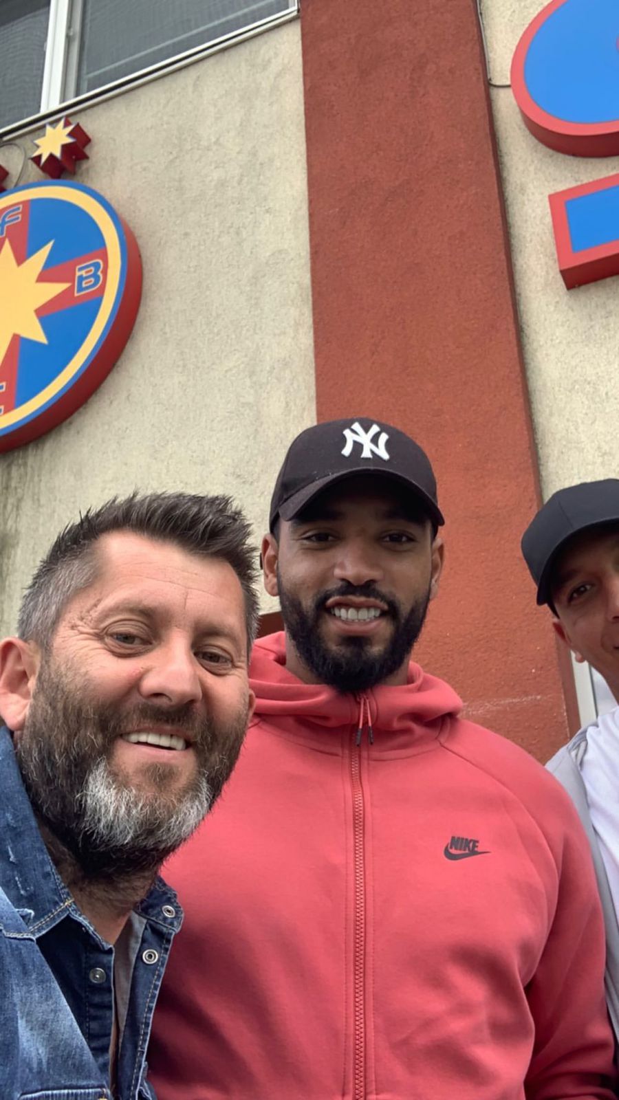 Billel Omrani alături de impresarul Florin Vulturar Omrani, în lojă la FCSB - FC Voluntari » Hohote de râs lângă Argăseală și Vulturar