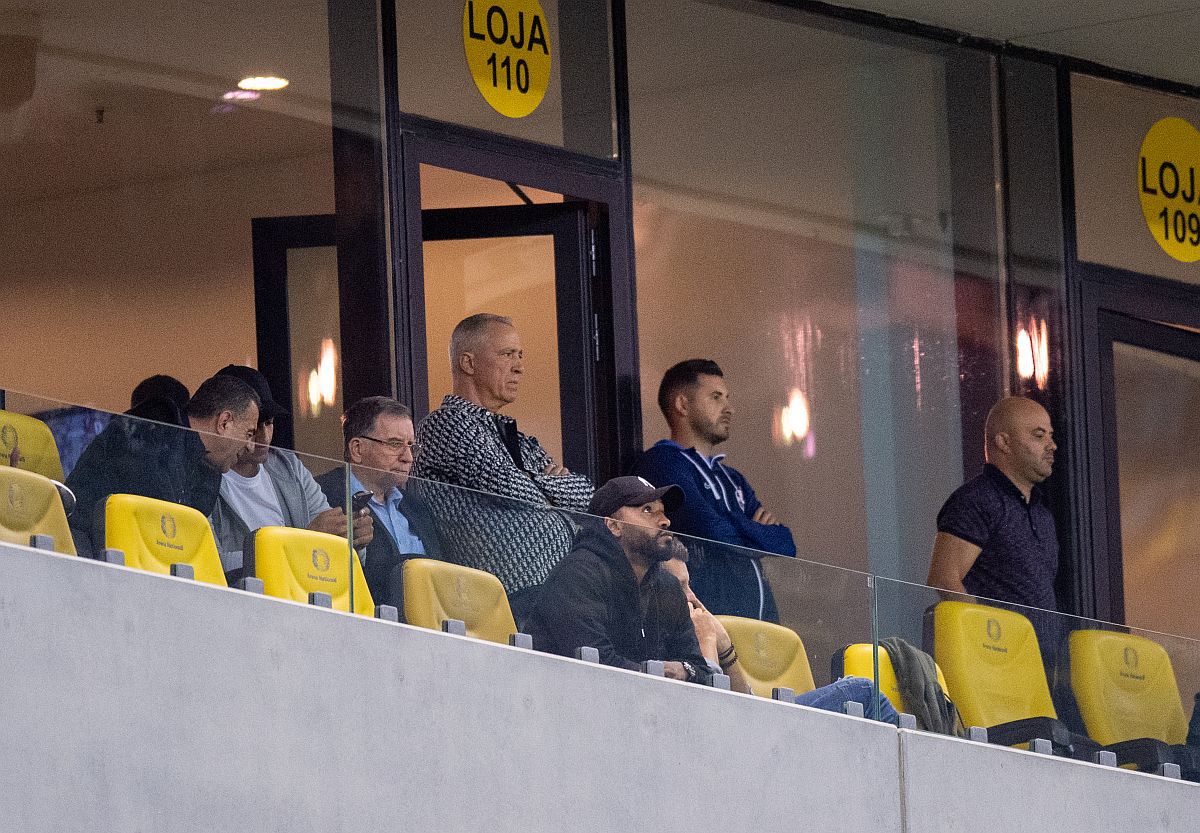 Nicolae Dică, enervat de reporteri: „Ce jucători cu experiență? Când îi bag nu e bine, când nu îi bag... Să venim cu cei de la Liga 3?”