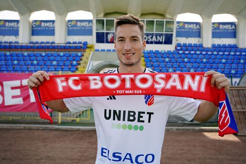 FC Botoșani a oficializat, marți, transferul atacantului croat Miroslav Ilicic (25 de ani), fotbalist legitimat ultima oară la ND Gorica, formație care la finalul sezonului trecut a retrogradat în liga 2 din Slovenia.
Foto: fcbotosani.ro