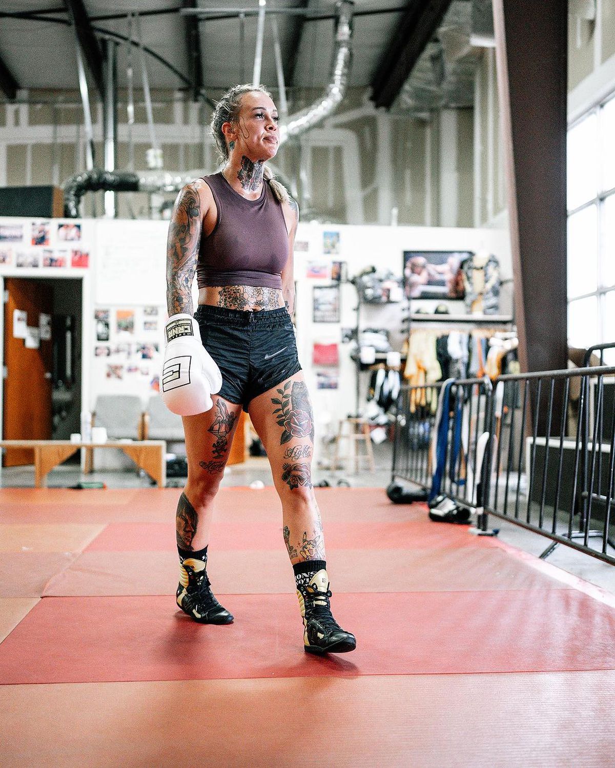 Cea mai controversată jucătoare de box! Are corpul acoperit de tatuaje și pozează des în lenjerie intimă