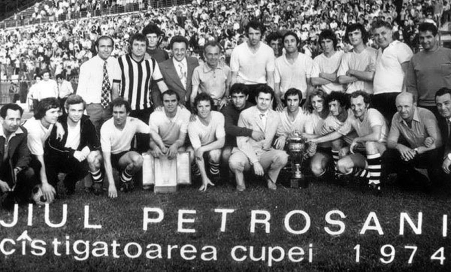 Jiul Petroșani, câștigătoarea Cupei României în 1974 A murit Gigi Mulțescu, legenda lui Dinamo » Cine a fost „Smurdul”: a marcat de la 40 metri cu „regina” Europei, a ucis catenaccio și a făcut istorie în Ștefan cel Mare