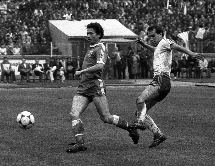 Gigi Mulțescu, marcat de Aurel Țicleanu într-un Dinamo - Universitatea Craiova / foto: Arhiva Gazetei Sporturilor A murit Gigi Mulțescu, legenda lui Dinamo » Cine a fost „Smurdul”: a marcat de la 40 metri cu „regina” Europei, a ucis catenaccio și a făcut istorie în Ștefan cel Mare