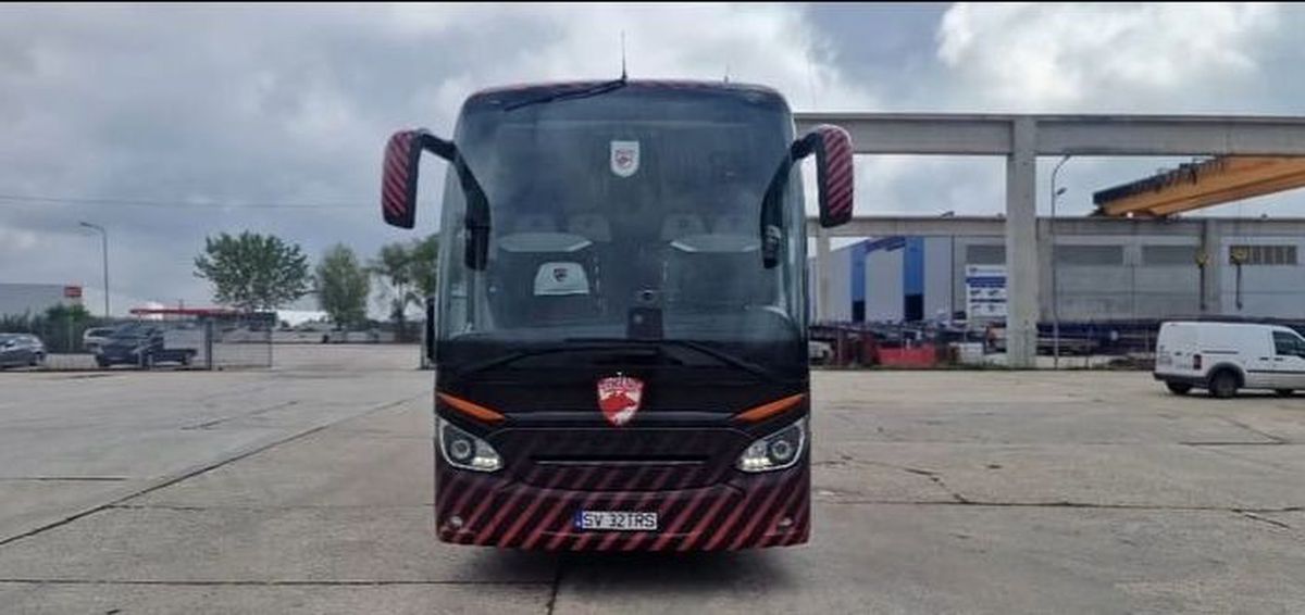 „Câini” cam... vișinii » Noul autocar al lui Dinamo a fost surprins în trafic. Primele imagini