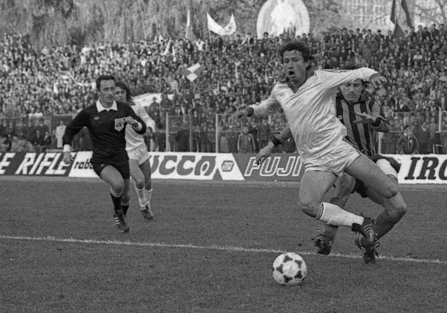 Gigi Mulțescu, în Dinamo - Internazionale 3-2 / foto: Arhiva Gazetei Sporturilor A murit Gigi Mulțescu, legenda lui Dinamo » Cine a fost „Smurdul”: a marcat de la 40 metri cu „regina” Europei, a ucis catenaccio și a făcut istorie în Ștefan cel Mare