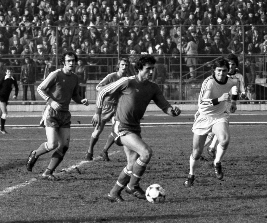 Gigi Mulțescu, într-un Dinamo - Sportul. În plan secund, Mircea Sandu / Sursă foto: Arhiva Gazetei Sporturilor A murit Gigi Mulțescu, legenda lui Dinamo » Cine a fost „Smurdul”: a marcat de la 40 metri cu „regina” Europei, a ucis catenaccio și a făcut istorie în Ștefan cel Mare