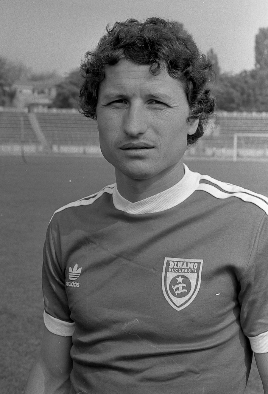 Gigi Mulțescu, în tricoul lui Dinamo / Sursă foto: Arhiva Gazetei Sporturilor A murit Gigi Mulțescu, legenda lui Dinamo » Cine a fost „Smurdul”: a marcat de la 40 metri cu „regina” Europei, a ucis catenaccio și a făcut istorie în Ștefan cel Mare