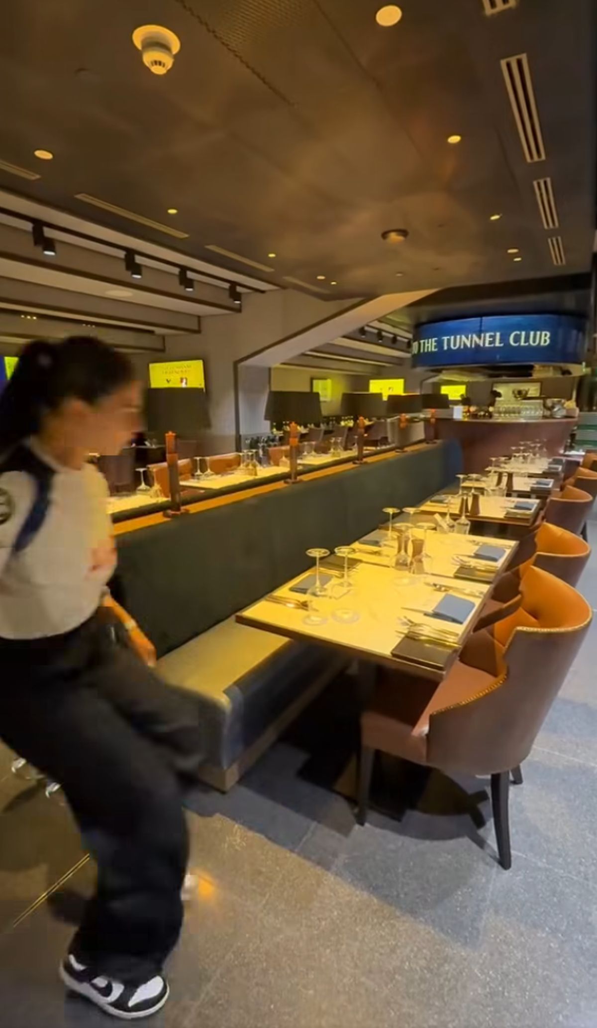 Fostul internațional român a luat la rând stadioanele din Premier League și a rămas șocat: „O mașinărie de făcut bani!”