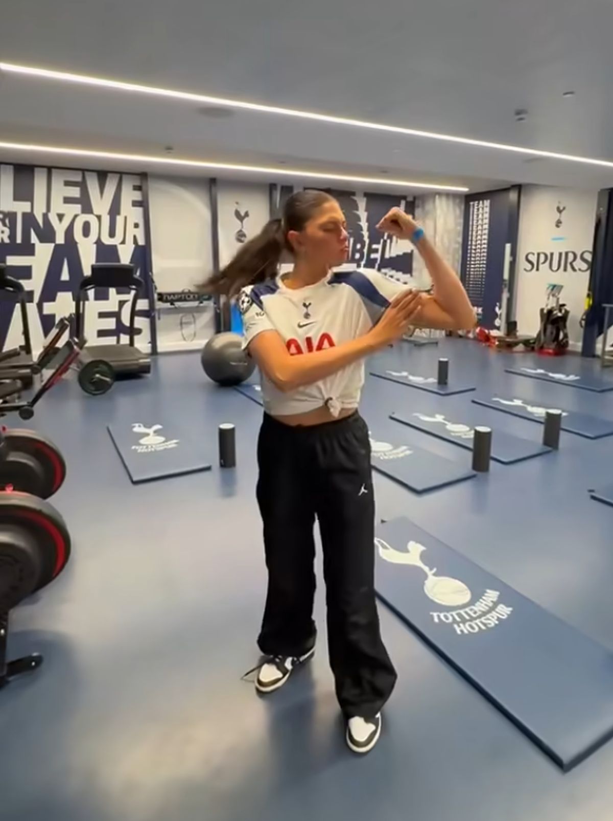 Fostul internațional român a luat la rând stadioanele din Premier League și a rămas șocat: „O mașinărie de făcut bani!”