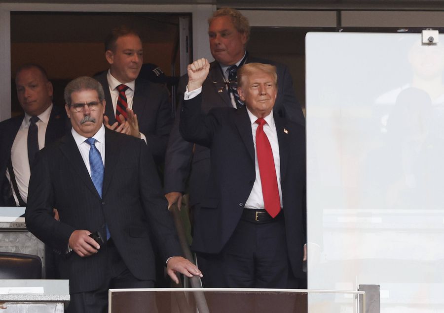 Donald Trump pe stadionul celor de la Yankee, foto: Imago Donald Trump, aclamat, dar și huiduit la un meci al echipei New York Yankees, în ziua comemorării victimelor atacurilor de la 11 septembrie