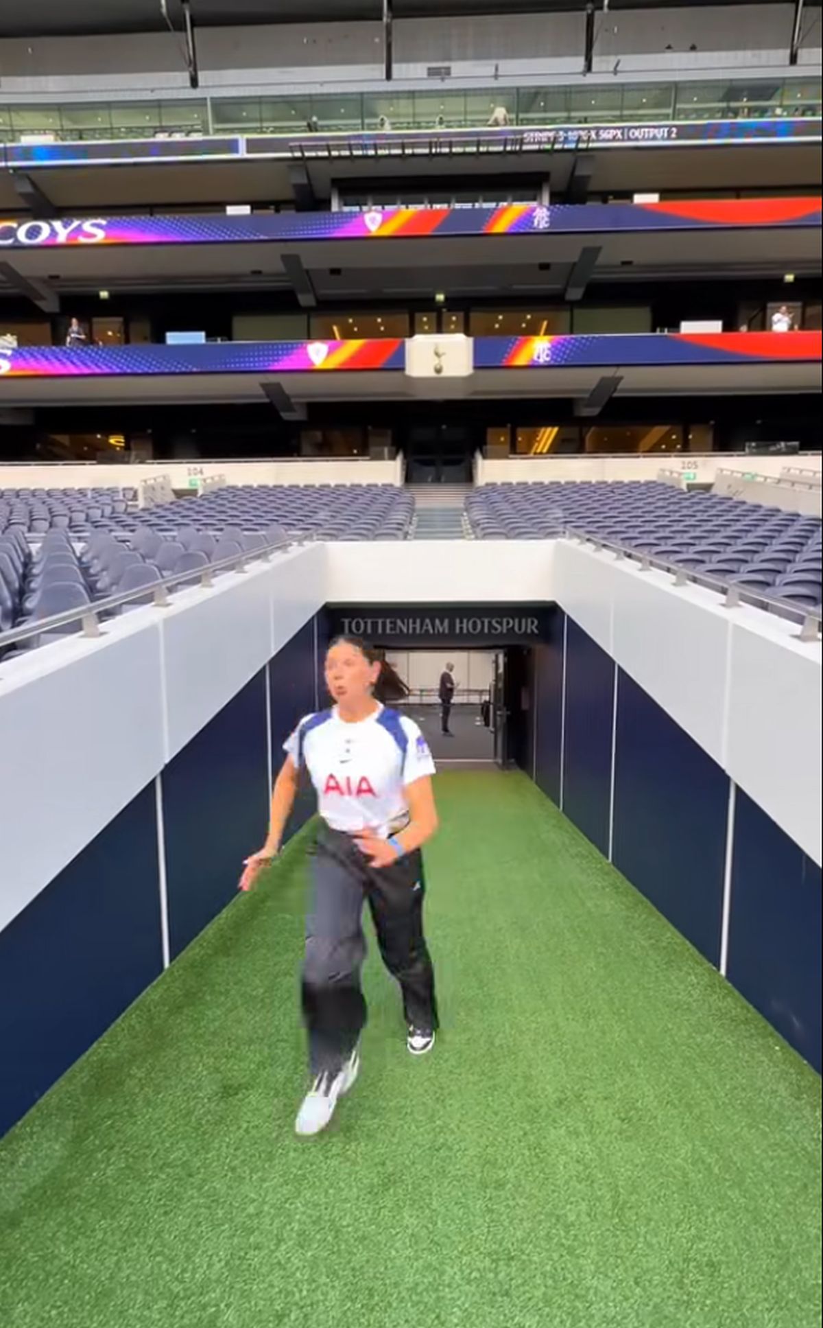 Fostul internațional român a luat la rând stadioanele din Premier League și a rămas șocat: „O mașinărie de făcut bani!”