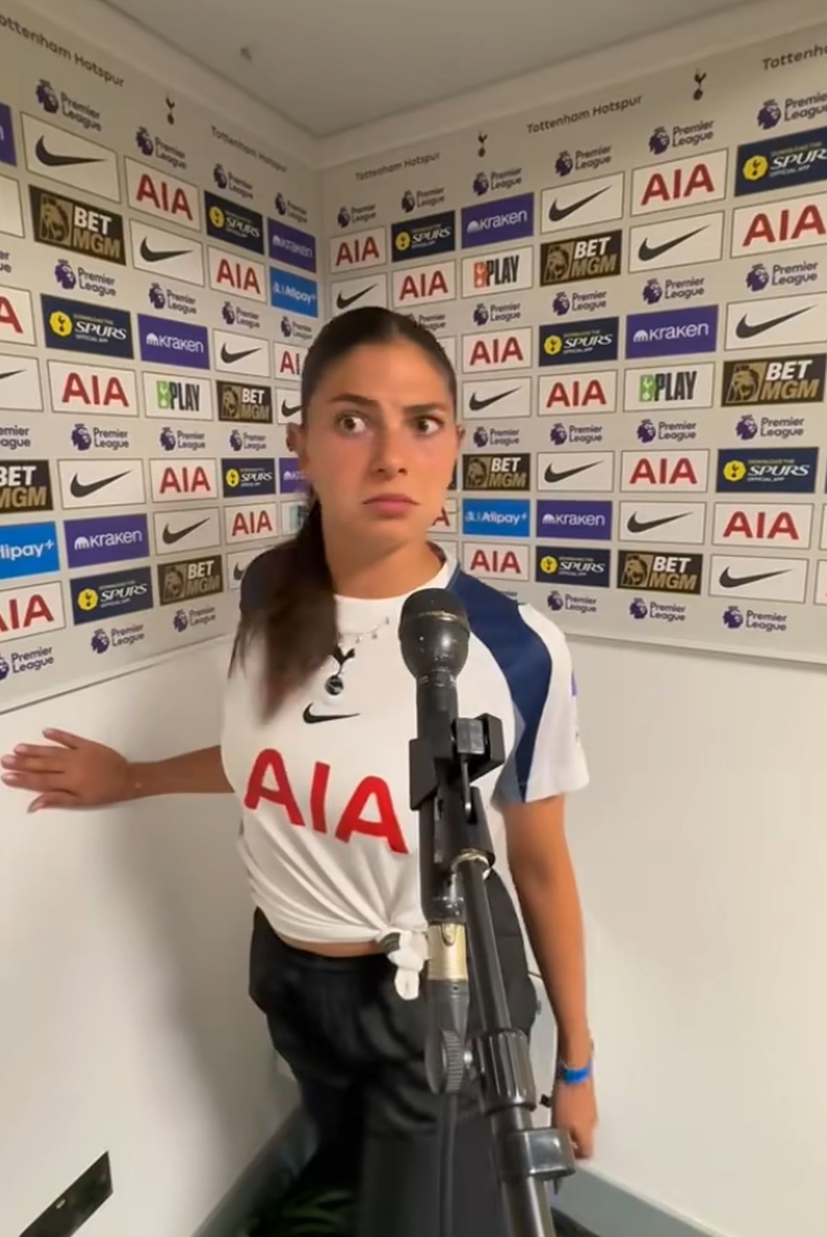 Fostul internațional român a luat la rând stadioanele din Premier League și a rămas șocat: „O mașinărie de făcut bani!”