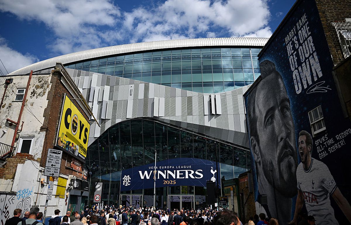 Fostul internațional român a luat la rând stadioanele din Premier League și a rămas șocat: „O mașinărie de făcut bani!”