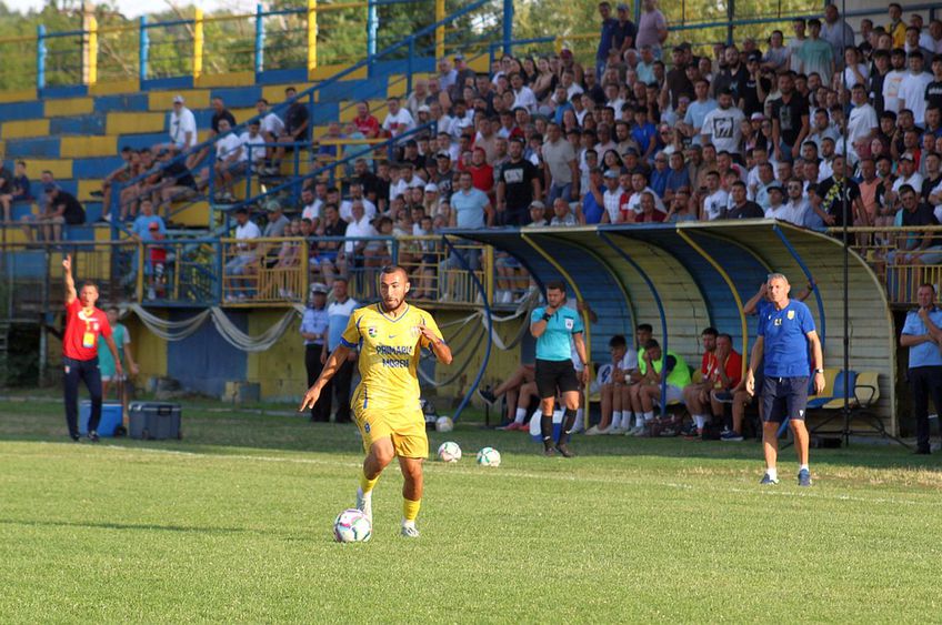 Sigla Nike a fost plasată central, deasupra principalului „sponsor”, Primăria Moreni // sursă foto: Facebook Flacara Moreni