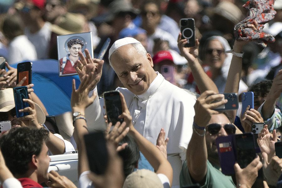 Papa Leon al XIV-lea la slujba de canonizare a lui Carlo Acutis, duminică, 7 septembrie 2025. Ceremonia a fost impresionantă, zeci de mii de pelerini din toată lumea au participat. Foto: Imago Sfântul cu inimă rossonera » Povestea lui Carlo Acutis, primul milenial canonizat de Vatican
