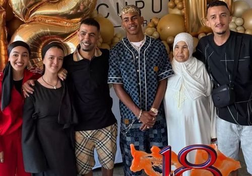 Lamine Yamal în mijlocul familiei, cu ocazia petrecerii de majorat