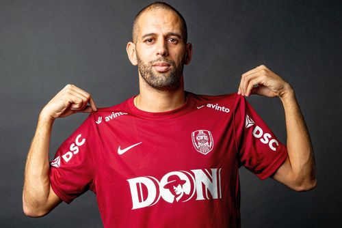 Islam Slimani, în tricoul lui CFR Cluj/ foto: Facebook @Fotbal Club CFR 1907 CLUJ
