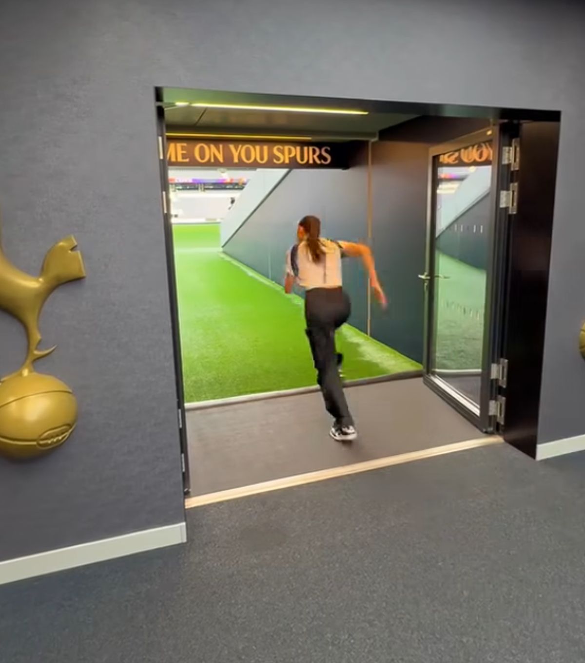 Fostul internațional român a luat la rând stadioanele din Premier League și a rămas șocat: „O mașinărie de făcut bani!”