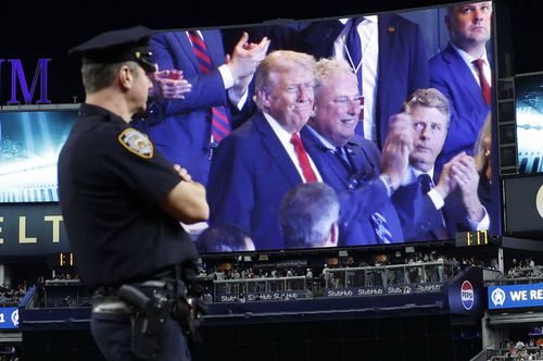 Donald Trump a asistat joi seară la victoria echipei New York Yankees, scor 9-3