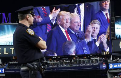 Donald Trump, aclamat, dar și huiduit la un meci al echipei New York Yankees, în ziua comemorării victimelor atacurilor de la 11 septembrie