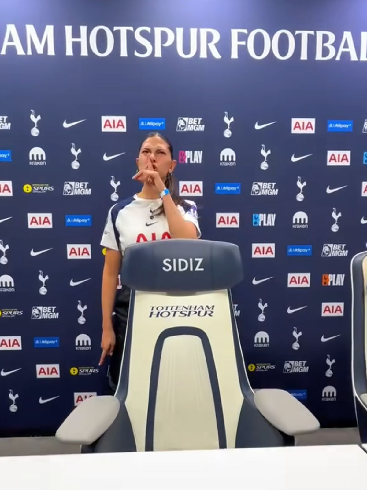 Fostul internațional român a luat la rând stadioanele din Premier League și a rămas șocat: „O mașinărie de făcut bani!”