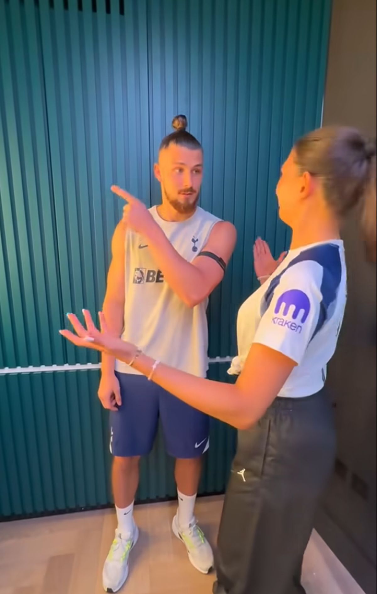 Fostul internațional român a luat la rând stadioanele din Premier League și a rămas șocat: „O mașinărie de făcut bani!”