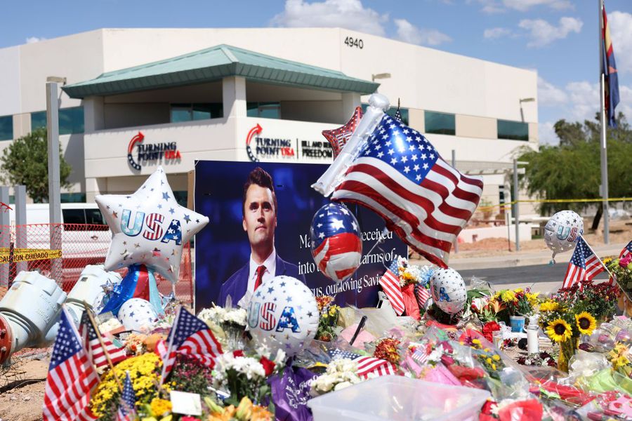 Asasinatea din Utah a lui Oliver Kirk a șocat întreaga Americă. Fanii au depus flori pentru a-l comemora pe activistul MAGA / Foto: Imago Revolta fanilor după asasinarea lui Charlie Kirk: „Este o idee groaznică. Pentru siguranța tuturor, renunțați!”