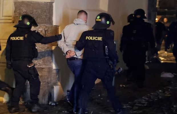 VIDEO Hooligans la Praga » Polițiștii cehi i-au imobilizat cu grenade paralizante pe fanii englezi!