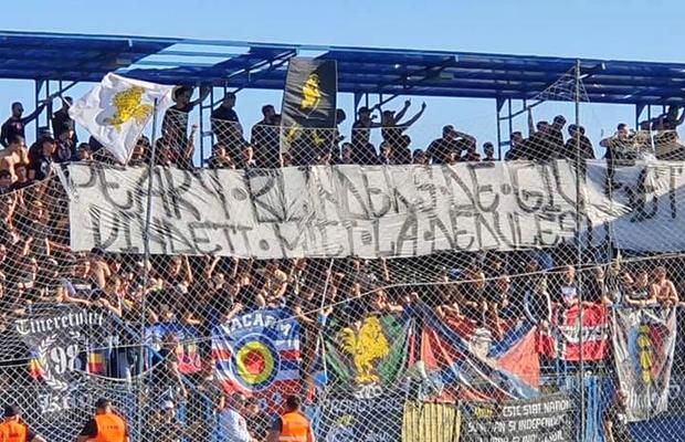 CSA STEAUA - RAPID FNG 10-0 // Ultrașii Stelei și ai Rapidului s-au întrecut în mesaje rasiste și ironice: „Peaky Blinders de Giulești / Vindeți mici la Dedulești”
