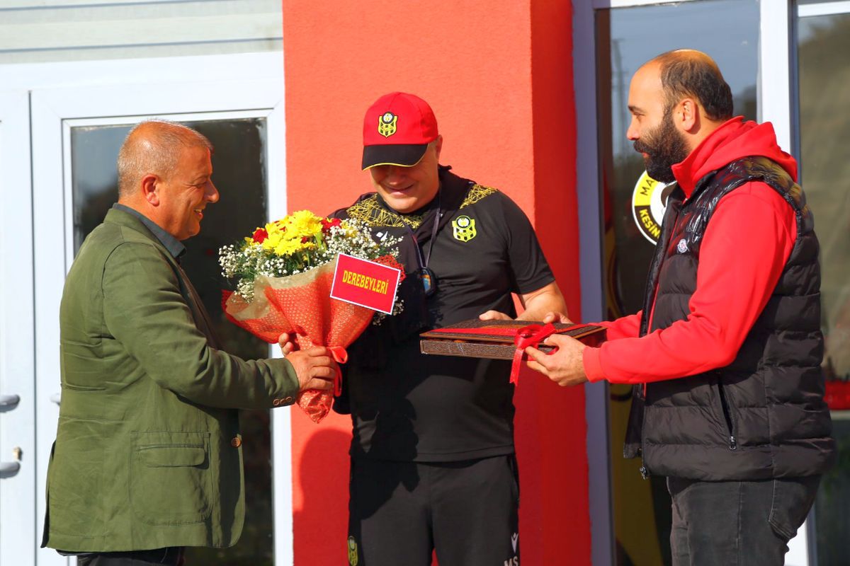 Surpriză pentru Marius Șumudică la primul antrenament: ce a primit din partea fanilor lui Malatyaspor