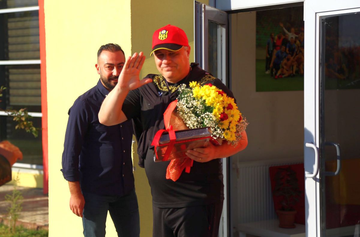 Surpriză pentru Marius Șumudică la primul antrenament: ce a primit din partea fanilor lui Malatyaspor