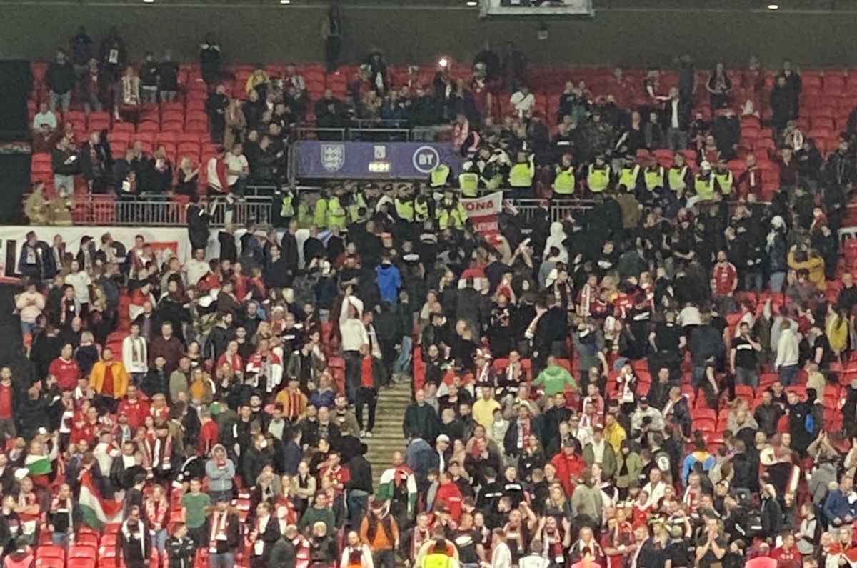 Din nou scandal la Anglia - Ungaria! » Bătaie pe Wembley: maghiarii i-au forțat pe polițiști să se retragă în stadion, după îngenuncherea contra rasismului