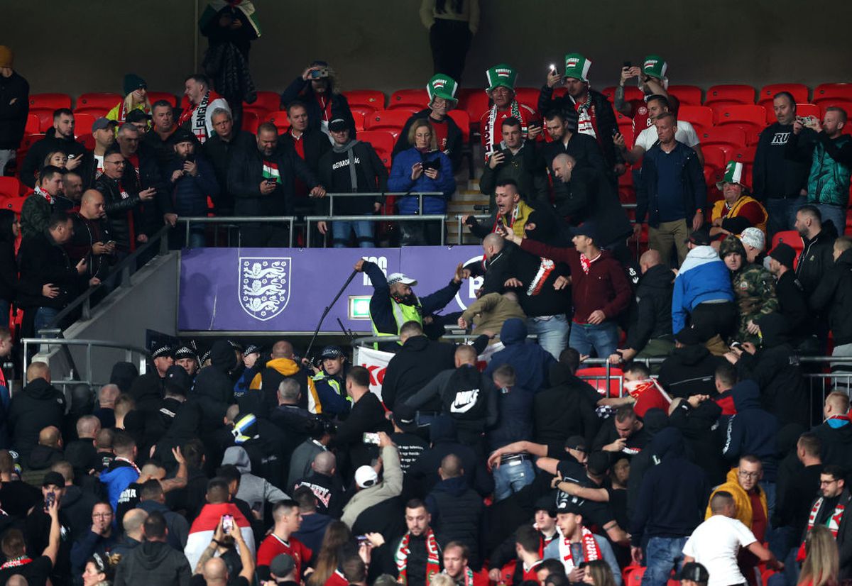 Din nou scandal la Anglia - Ungaria! » Bătaie pe Wembley: maghiarii i-au forțat pe polițiști să se retragă în stadion, după îngenuncherea contra rasismului
