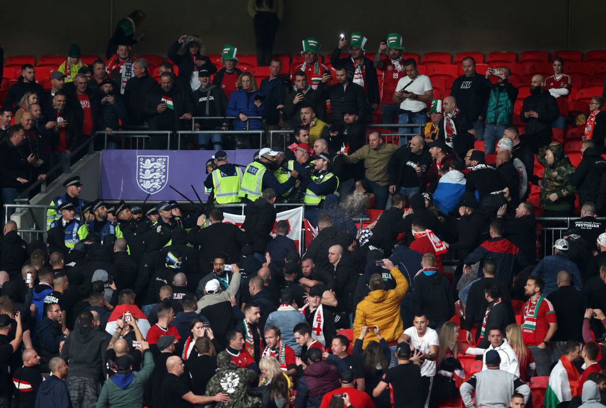 Din nou scandal la Anglia - Ungaria! » Bătaie pe Wembley: maghiarii i-au forțat pe polițiști să se retragă în stadion, după îngenuncherea contra rasismului