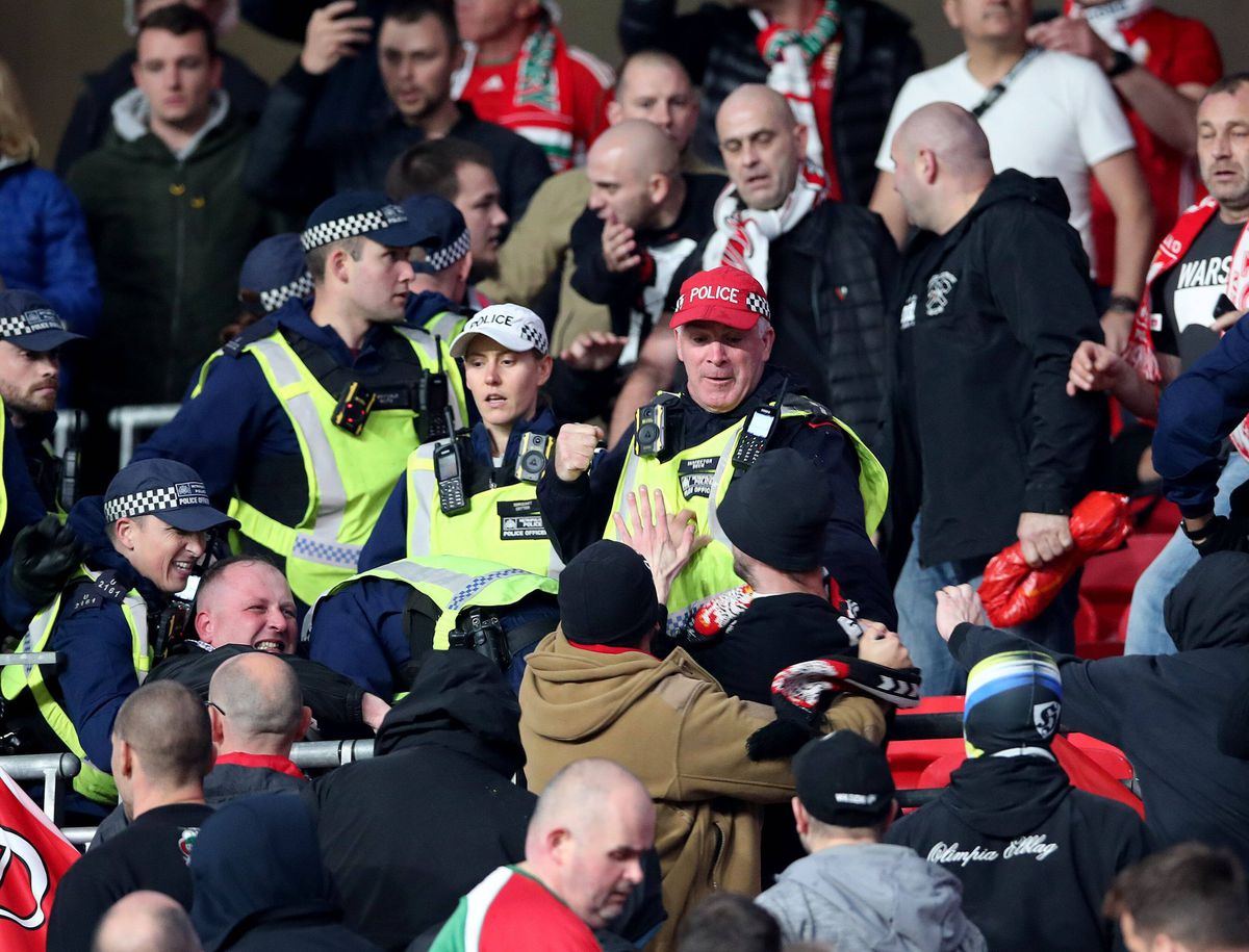 Din nou scandal la Anglia - Ungaria! » Bătaie pe Wembley: maghiarii i-au forțat pe polițiști să se retragă în stadion, după îngenuncherea contra rasismului