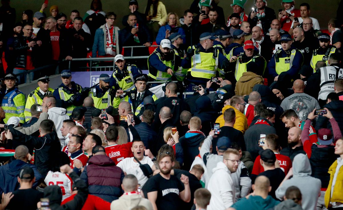 Din nou scandal la Anglia - Ungaria! » Bătaie pe Wembley: maghiarii i-au forțat pe polițiști să se retragă în stadion, după îngenuncherea contra rasismului