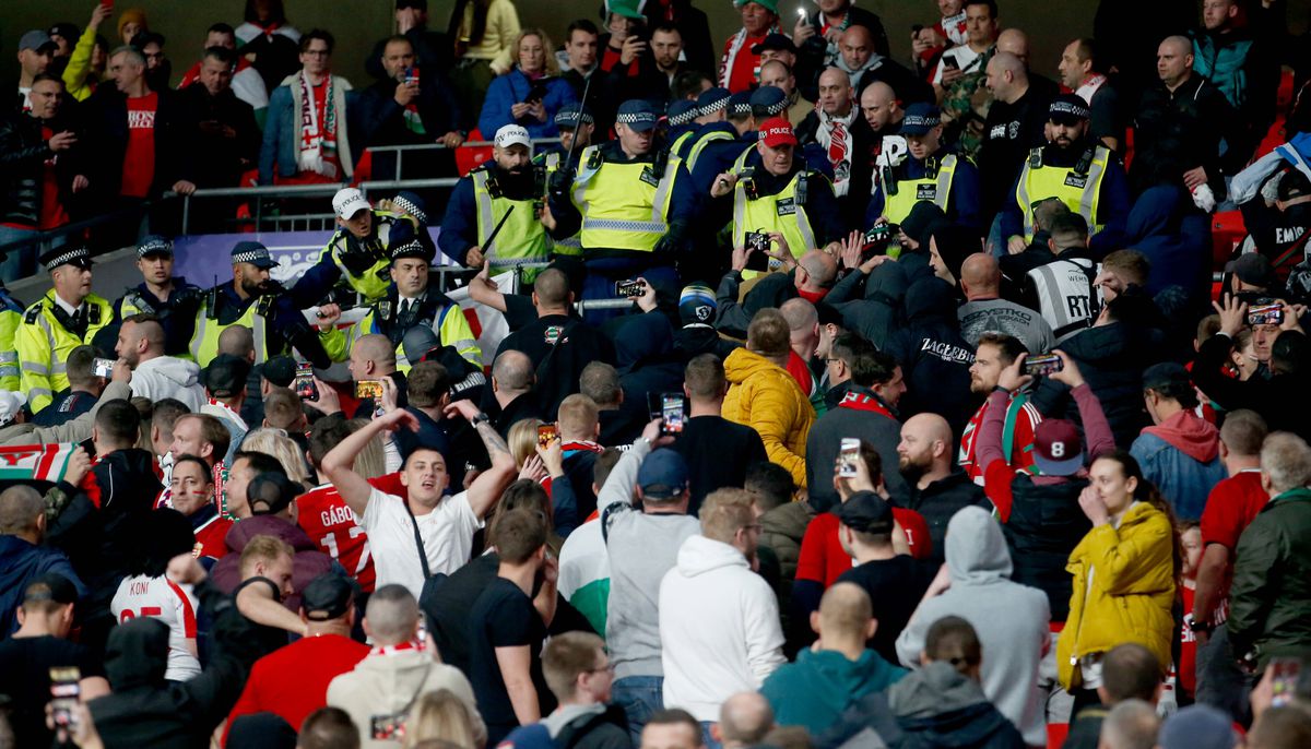 Din nou scandal la Anglia - Ungaria! » Bătaie pe Wembley: maghiarii i-au forțat pe polițiști să se retragă în stadion, după îngenuncherea contra rasismului