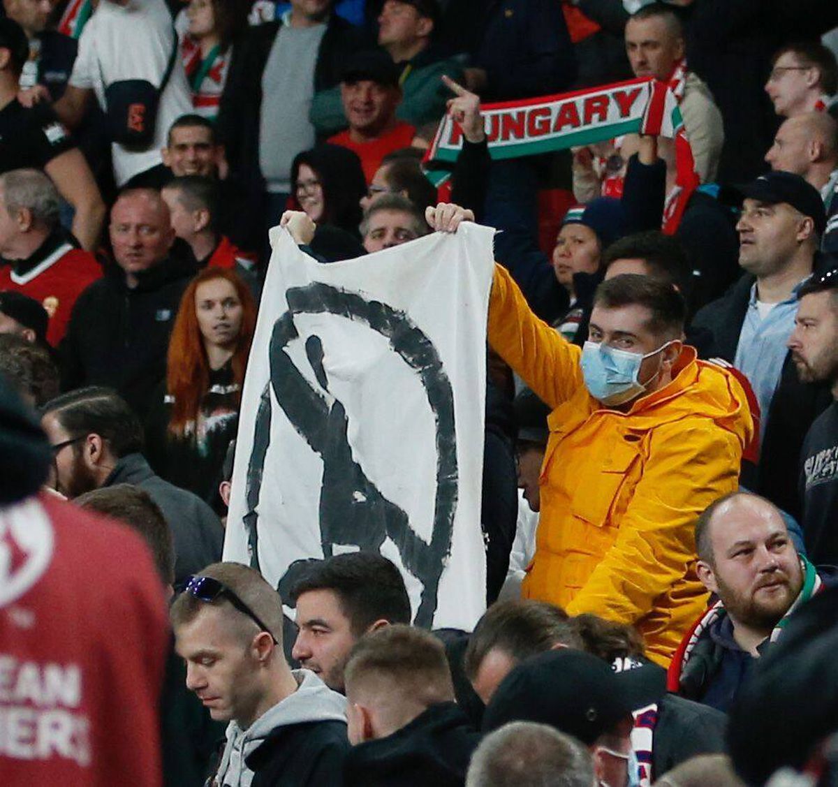 Din nou scandal la Anglia - Ungaria! » Bătaie pe Wembley: maghiarii i-au forțat pe polițiști să se retragă în stadion, după îngenuncherea contra rasismului