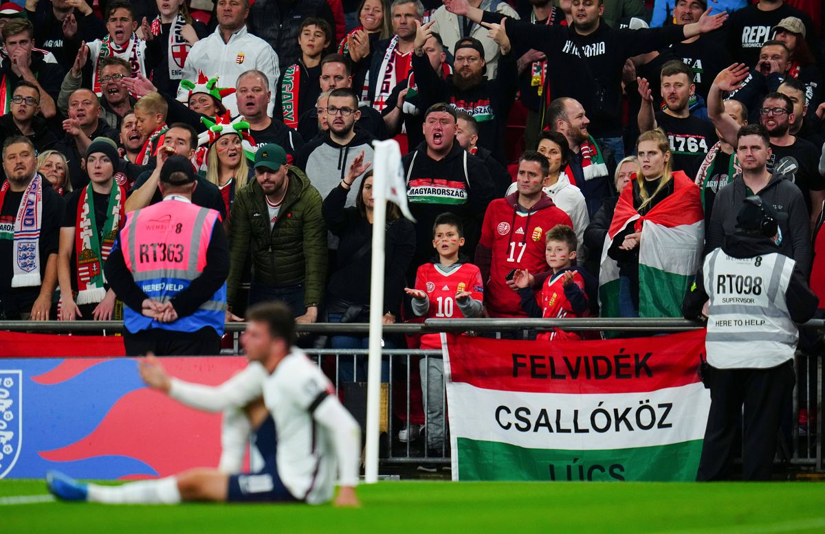 Din nou scandal la Anglia - Ungaria! » Bătaie pe Wembley: maghiarii i-au forțat pe polițiști să se retragă în stadion, după îngenuncherea contra rasismului