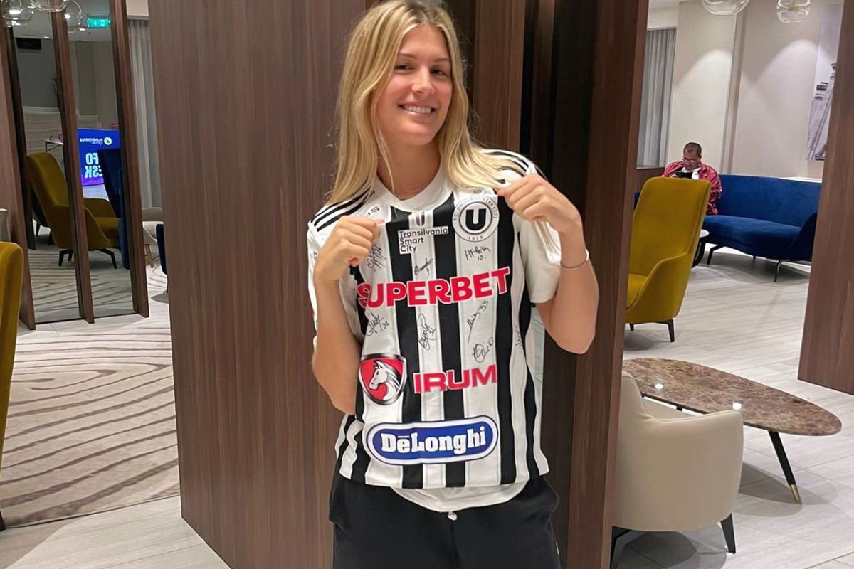 Eugenie Bourchard, așa cum n-ai mai văzut-o până acum » S-a pozat în tricoul Universității Cluj + Mesajul „Șepcilor Roșii”