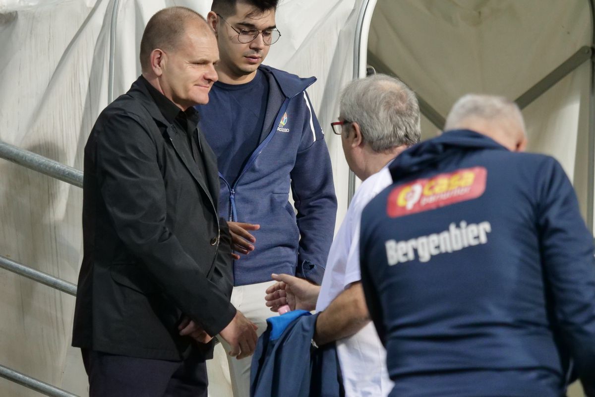 Imaginile care se repetă în fiecare deplasare a „naționalei” » Președintele unei echipe din Superligă e nelipsit din delegație