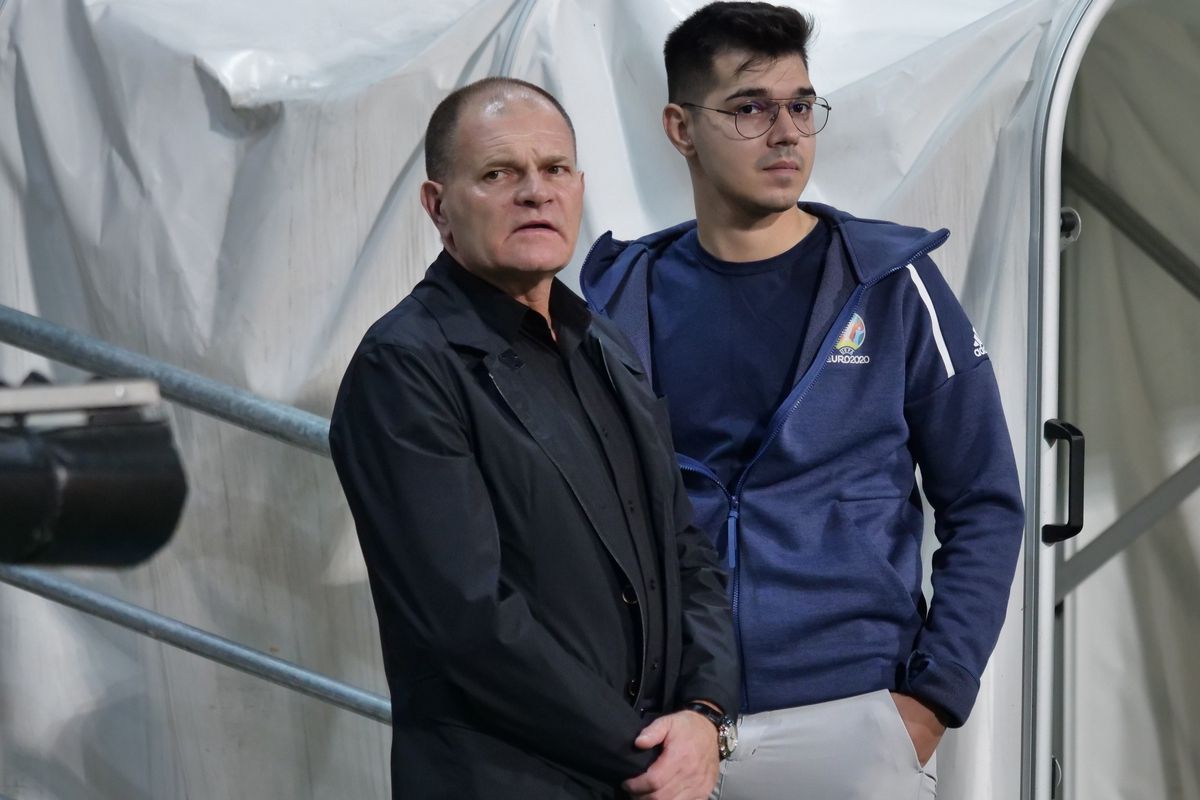 Imaginile care se repetă în fiecare deplasare a „naționalei” » Președintele unei echipe din Superligă e nelipsit din delegație