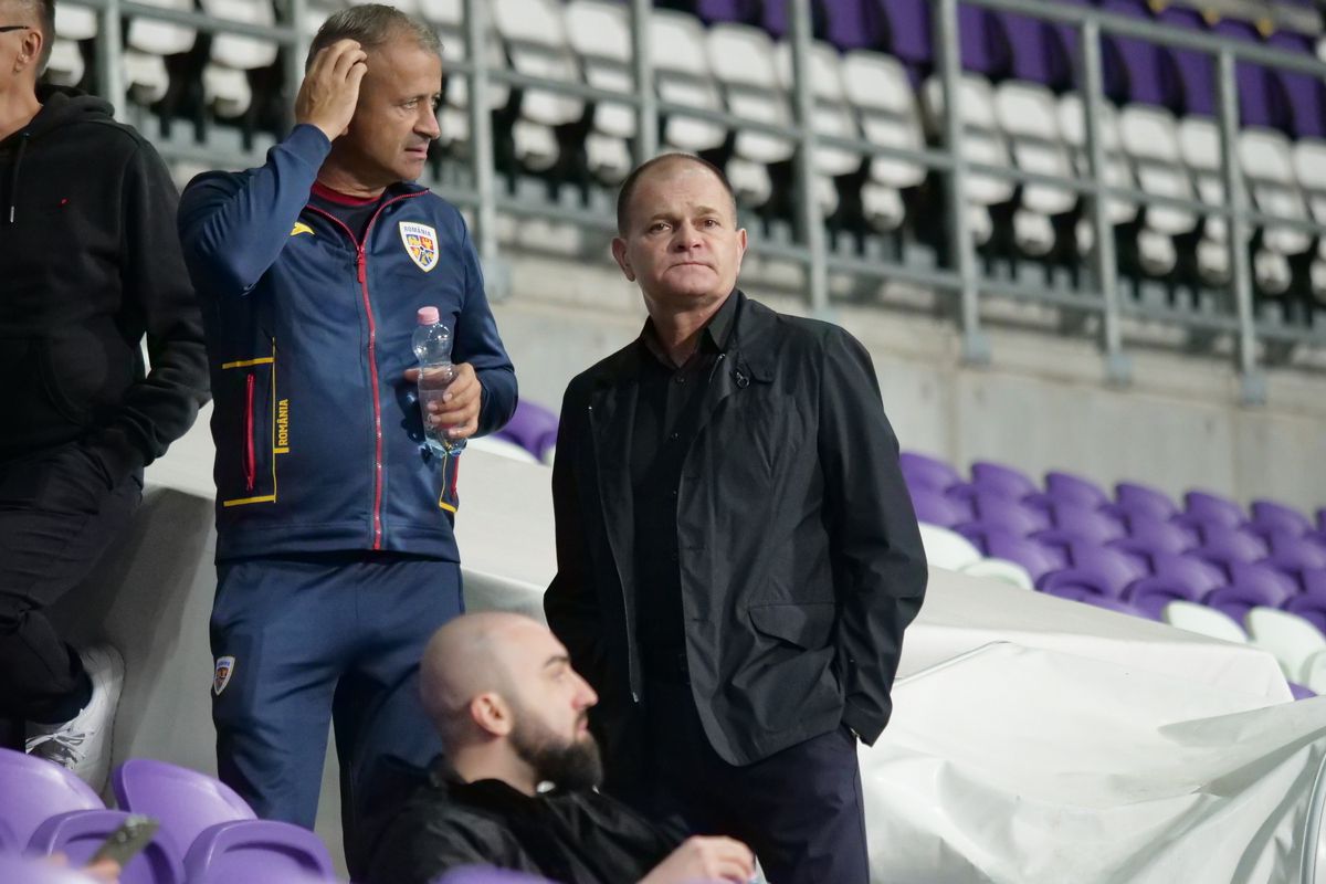 Imaginile care se repetă în fiecare deplasare a „naționalei” » Președintele unei echipe din Superligă e nelipsit din delegație