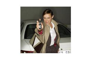 Alegerea înțeleaptă în Materia de Autoapărare: Spray cu Piper vs. Aparat cu Electrosocuri