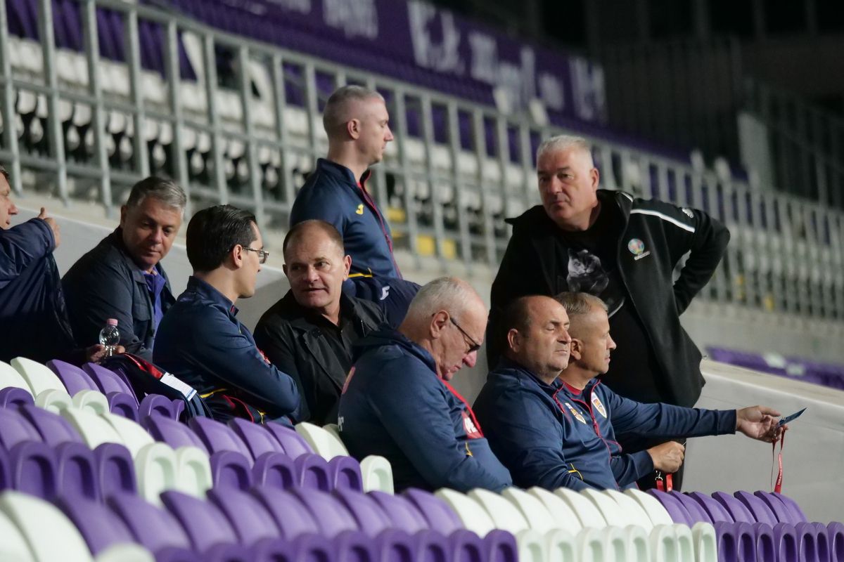 Imaginile care se repetă în fiecare deplasare a „naționalei” » Președintele unei echipe din Superligă e nelipsit din delegație